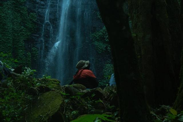 Air Terjun di Cilacap. Foto Hanya Ilustrasi Bukan Tempat Sebenarnya. Sumber Foto: Unsplash.com/Haerul Am