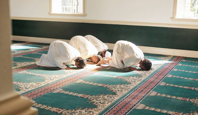 Ilustrasi salat berjamaah di masjid. Foto: Shutterstock