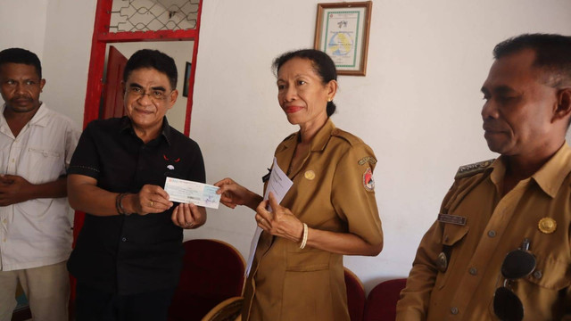 Keterangan foto:Anggota Dewan Perwakilan Rakyat (DPR), Dr.Andreas Hugo Parera menyerahkan bantuan dana aspirasi dari Kementerian Sosial RI kepada kelompok usaha warga di Desa Hoder, pada Senin (14/10/2024) siang. Foto: Mario WP Sina.