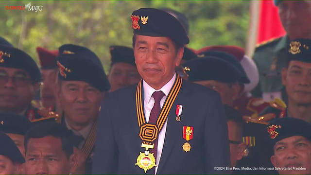 Ekspresi Presiden Jokowi usai bendera bergambar dirinya dikibarkan saat Apel Kesiapan Pengamanan Pelantikan Presiden dan Wakil Presiden Republik Indonesia di Mako Brimob, Kelapa Dua, Depok (14/10/2024). Foto: YouTube/ Sekretariat Presiden