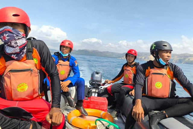 Tim SAR Trenggalek melakukan pencarian wisatawan asal Medan, Rony (21), yang hilang terseret ombak di Pantai Kedung Tumpang, Tulungagung. Foto: Basarnas Surabaya