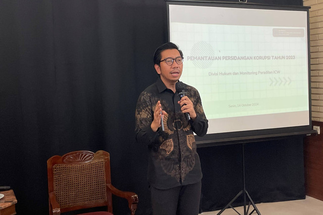 Peneliti ICW Kurnia Ramadhana saat memaparkan hasil temuan ICW terkait tren vonis pelaku korupsi sepanjang tahun 2023, di kawasan Menteng, Jakarta Pusat, Senin (14/10/2024). Foto: Fadhil Pramudya/kumparan