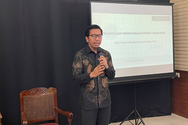 Peneliti ICW Kurnia Ramadhana saat memaparkan hasil temuan ICW terkait tren vonis pelaku korupsi sepanjang tahun 2023, di kawasan Menteng, Jakarta Pusat, Senin (14/10/2024). Foto: Fadhil Pramudya/kumparan