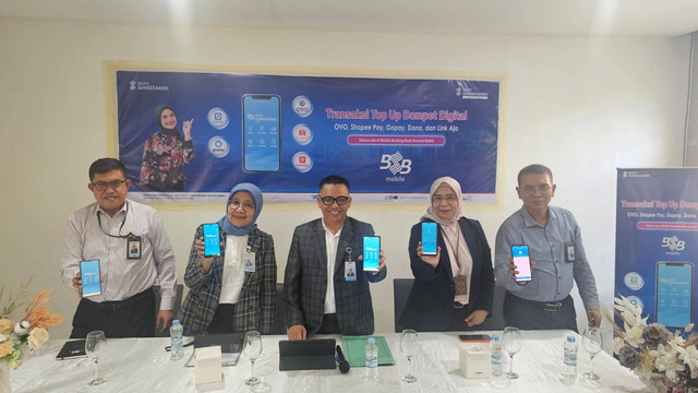 Pemimpin Divisi Pengembangan Produk dan Pemasaran Bank Sumsel Babel, Ahmad Azhari, beserta jajaran saat memperkenalkan layanan top up dompet digital. (ist)