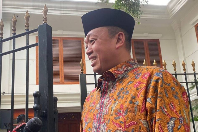 Nusron Wahid tiba di kediaman Presiden terpilih Prabowo Subianto di Jalan Kertanegara, Jakarta Selatan, Senin (14/10/2024). Foto: Abid Raihan/kumparan