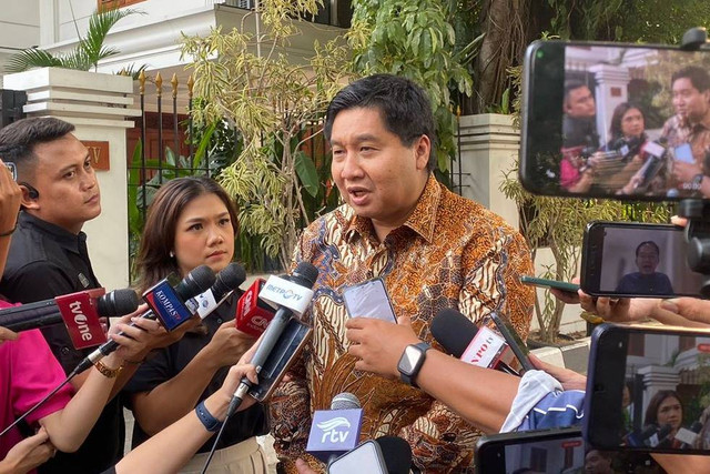 Maruarar Sirait tiba di kediaman Presiden terpilih Prabowo Subianto di Jalan Kertanegara, Jakarta Selatan, Senin (14/10/2024). Foto: Abid Raihan/kumparan