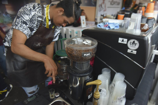 Ilustrasi barista di Jayapura, Papua. Foto: Ronaldy Irfak/Shutterstock