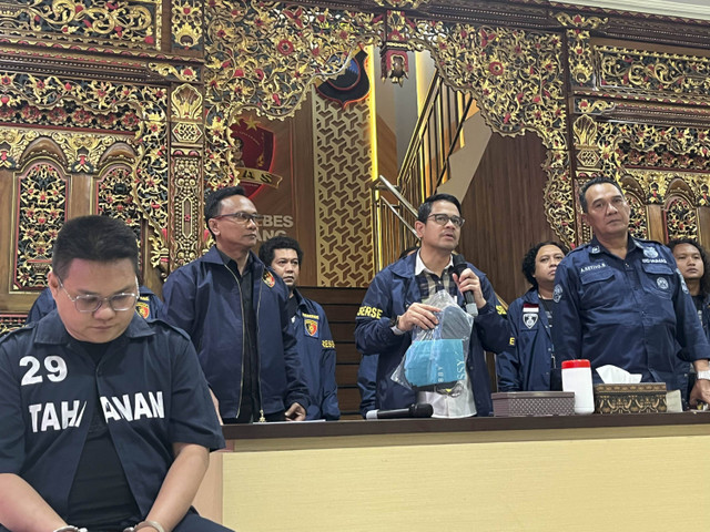 Budi Liem (43) warga Depok, Jawa Barat ditangkap polisi lantaran mencuri mobil mewah jenis BMW di hotel bintang 5 di Jalan Gajah Mada, Kota Semarang. Foto: Intan Alliva Khansa/kumparan