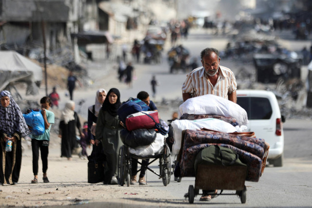 Warga Palestina yang mengungsi berjalan saat mereka melarikan diri dari daerah-daerah di Jalur Gaza utara, menyusul perintah evakuasi militer Israel di Kota Gaza, Sabtu (12/10/2024). Foto: Dawoud Abu Alkas/REUTERS