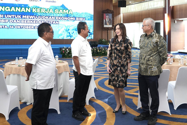 Sekretaris Jenderal Kementerian Kelautan dan Perikanan Rudi Heriyanto Adi Nugroho (kedua dari kiri), Wakil Direktur Utama Bank Mandiri Alexandra Askandar (kedua dari kanan) pada penandatangan nota kesepahaman di Jakarta, Senin (14/10/2024). Foto: Dok. Bank Mandiri