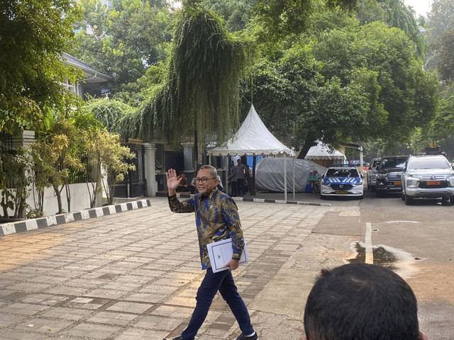 Zulkifli Hasan tiba rumah Prabowo Subianto di Jalan Kertanegara no. 4, Jakarta Selatan pada Senin (14/10/2024). Foto: Abid Raihan/kumparan