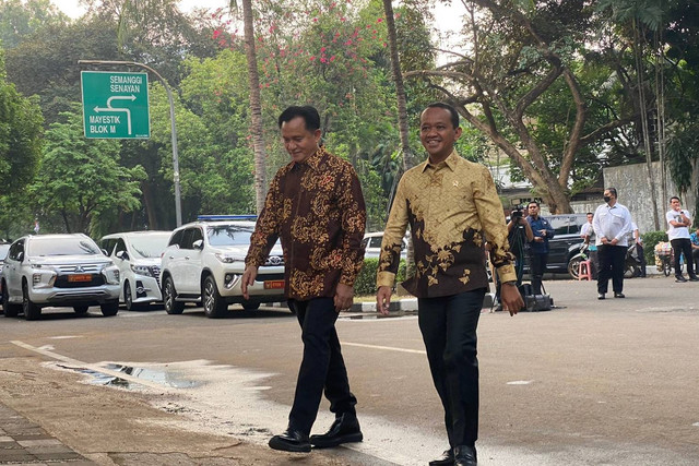 Yusril Ihza Mahendra dan Bahlil Lahadalia tiba di kediaman Presiden terpilih Prabowo Subianto di Jalan Kertanegara, Jakarta Selatan, Senin (14/10/2024). Foto: Abid Raihan/kumparan