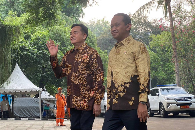 Yusril Ihza Mahendra dan Bahlil Lahadalia tiba di kediaman Presiden terpilih Prabowo Subianto di Jalan Kertanegara, Jakarta Selatan, Senin (14/10/2024). Foto: Abid Raihan/kumparan