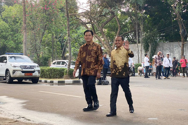 Yusril Ihza Mahendra dan Bahlil Lahadalia tiba di kediaman Presiden terpilih Prabowo Subianto di Jalan Kertanegara, Jakarta Selatan, Senin (14/10/2024). Foto: Abid Raihan/kumparan