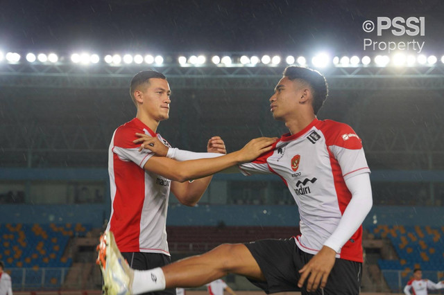 Pemain Timnas Indonesia Jay Idzes dan Marselino Ferdinan mengikuti latihan di Stadion Kota Qingdao, China, Minggu (13/10/2024). Foto: PSSI