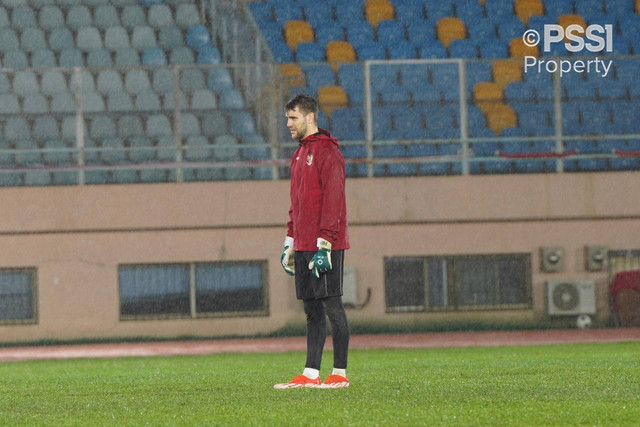 Penjaga gawang Timnas Indonesia Maarten Paes mengikuti latihan di Stadion Kota Qingdao, China, Minggu (13/10/2024). Foto: PSSI