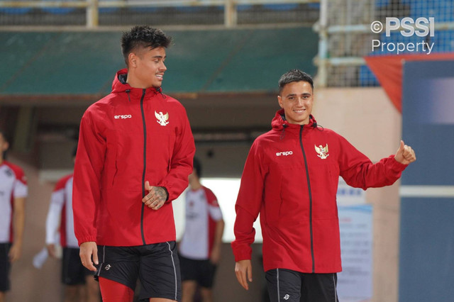 Pemain Timnas Indonesia Mees Hilgers dan Eliano Reijnders mengikuti latihan di Stadion Kota Qingdao, China, Minggu (13/10/2024). Foto: PSSI