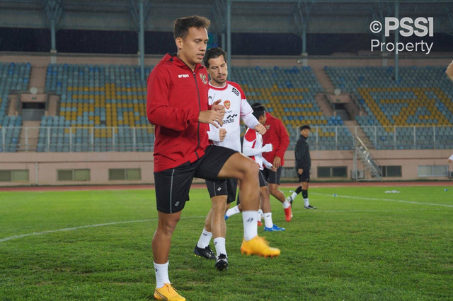 Pemain Timnas Indonesia Egy Maulana Vikri dan Thom Haye mengikuti latihan di Stadion Kota Qingdao, China, Minggu (13/10/2024). Foto: PSSI