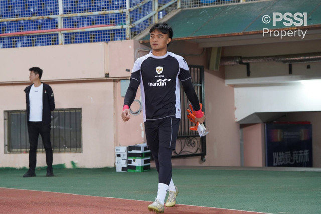 Penjaga gawang Timnas Indonesia Ernando Ari Sutaryadi mengikuti latihan di Stadion Kota Qingdao, China, Minggu (13/10/2024). Foto: PSSI