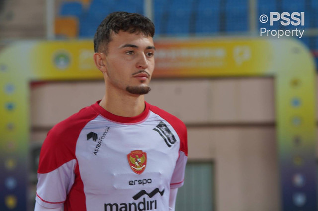 Pemain Timnas Indonesia Ivar Jenner mengikuti latihan di Stadion Kota Qingdao, China, Minggu (13/10/2024). Foto: PSSI