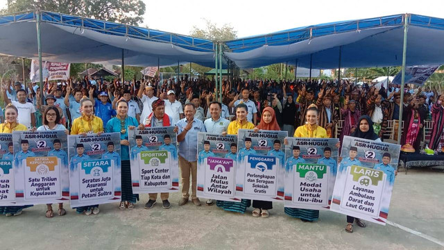 Calon Wakil Gubernur, Hugua, saat bertemu dengan relawan di Baubau. Foto: Dok. Istimewa.