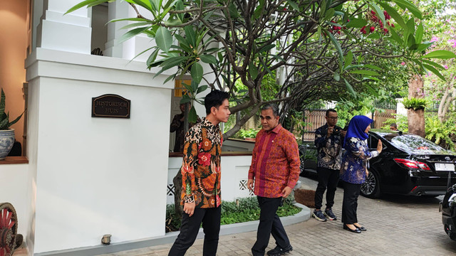 Wapres terpilih Gibran Rakabuming Raka menerima kunjungan pimpinan MPR di kawasan Menteng, Jakarta Pusat, Senin (14/10/2024). Foto: Jonathan Devin/kumparan