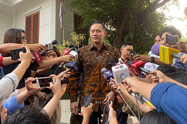 Agus Harimurti Yudhoyono (AHY) di kediaman Presiden terpilih Prabowo Subianto di Jalan Kertanegara, Jakarta Selatan, Senin (14/10/2024). Foto: Abid Raihan/kumparan