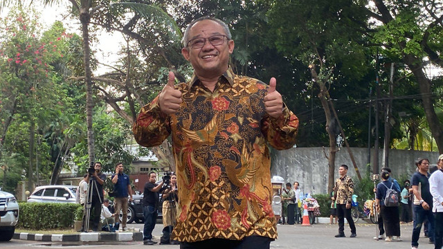 Abdul Mu'ti tiba di kediaman Presiden terpilih Prabowo Subianto di Jalan Kertanegara, Jakarta Selatan, Senin (14/10/2024). Foto: Abid Raihan/kumparan