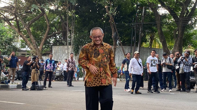 Abdul Mu'ti tiba di kediaman Presiden terpilih Prabowo Subianto di Jalan Kertanegara, Jakarta Selatan, Senin (14/10/2024). Foto: Abid Raihan/kumparan