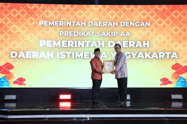 Gubernur DIY, Sri Sultan HB X, menerima penghargaan penilaian SAKIP AA di Jakarta, Rabu (2/10). Foto: Dok. Pemda DIY