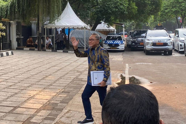 Zulkifli Hasan tiba di kediaman Presiden terpilih Prabowo Subianto di Jalan Kertanegara, Jakarta Selatan, Senin (14/10/2024). Foto: Abid Raihan/kumparan