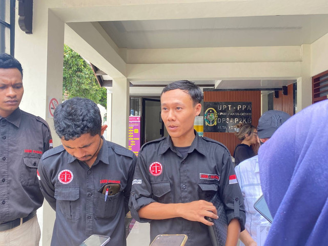 Kuasa hukum orang tua siswa SD di Yogya yang diduga menjadi korban perundungan setelah melapor ke KPAID Kota Yogya, Senin (14/10). Foto: Resti Damayanti/Pandangan Jogja