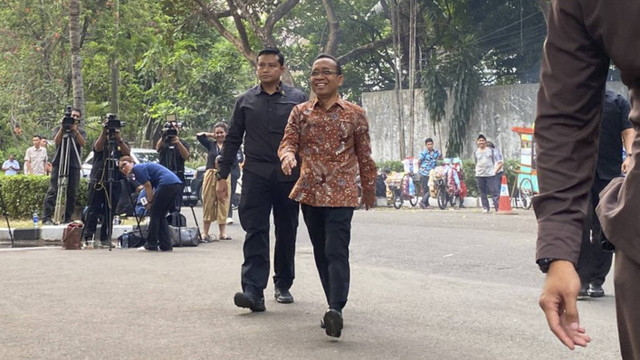 Pratikno tiba di kediaman presiden terpilih Prabowo Subianto di Jalan Kertanegara, Jakarta Selatan, Senin (14/10/2024). Foto: Abid Raihan/kumparan