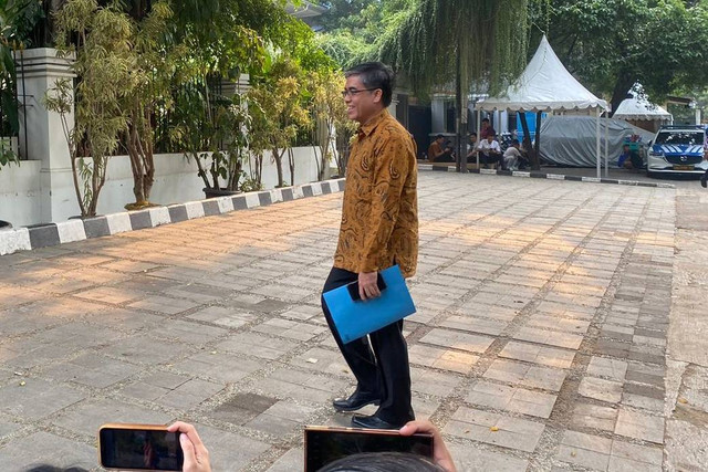 Yassierli tiba di kediaman Presiden terpilih Prabowo Subianto di Jalan Kertanegara, Jakarta Selatan, Senin (14/10/2024). Foto: Abid Raihan/kumparan