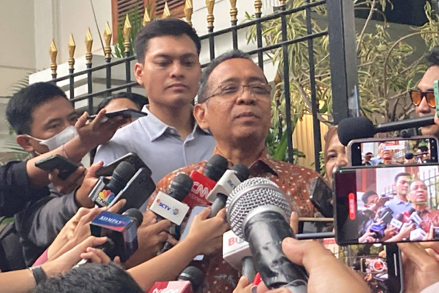 Pratikno di kediaman Presiden terpilih Prabowo Subianto di Jalan Kertanegara, Jakarta Selatan, Senin (14/10/2024). Foto: Alya Zahra/Kumparan