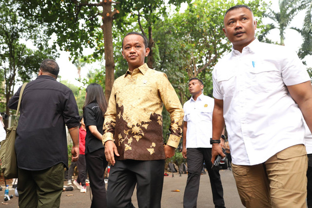 Bahlil Lahadalia tiba di kediaman Presiden terpilih Prabowo Subianto di Jalan Kertanegara, Jakarta Selatan, Senin (14/10/2024). Foto: Iqbal Firdaus/kumparan