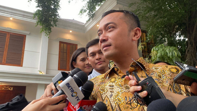 Prasetyo Hadi di kediaman Presiden terpilih Prabowo Subianto di Jalan Kertanegara, Jakarta Selatan, Senin (14/10/2024). Foto: Abid Raihan/kumparan