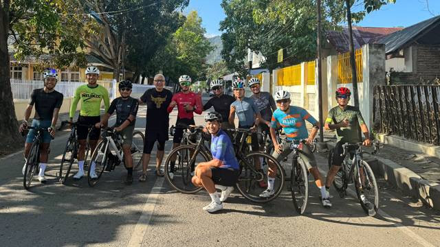 Para pesepeda Lintas Komunitas Sario Loop Finish Strong Bersepeda yang berhasil menempuh perjalanan 400 km dari Manado ke Gorontalo.