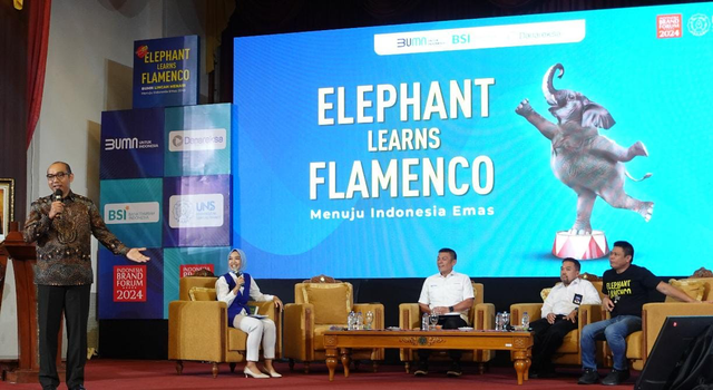 Direktur Risk Management BSI Grandhis Helmi Harumansyah (kiri pertama) saat memberikan materi pada agenda Bedah Buku Elephant Learns Flamenco Solo di hadapan 700 mahasiswa UNS dari berbagai jurusan di Auditorium UNS, Senin pagi (14/10/2024). Foto: Dok. BSI