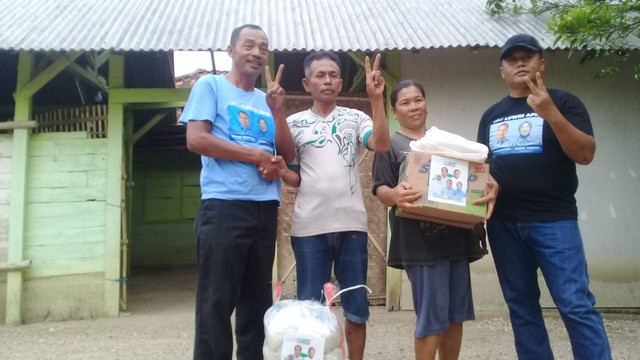 Relawan WanNur, saat berikan bantuan pada korban bencana yang rumahnya rusak akibat angin kencang. Senin (14/10/2024) (Aset: Istimewa)