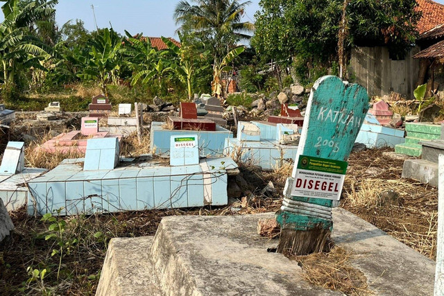 Belasan Nisan tertempel stiker "Disegel" oleh PN Indramayu di TPU Ketapang Reges Blok Pecuk, Desa Panyindangan Kulon, Kecamatan Sindang, Kabupaten Indramayu. (14/10/2024). Foto: kumparan