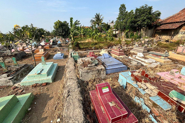 Belasan Nisan tertempel stiker "Disegel" oleh PN Indramayu di TPU Ketapang Reges Blok Pecuk, Desa Panyindangan Kulon, Kecamatan Sindang, Kabupaten Indramayu. (14/10/2024). Foto: kumparan