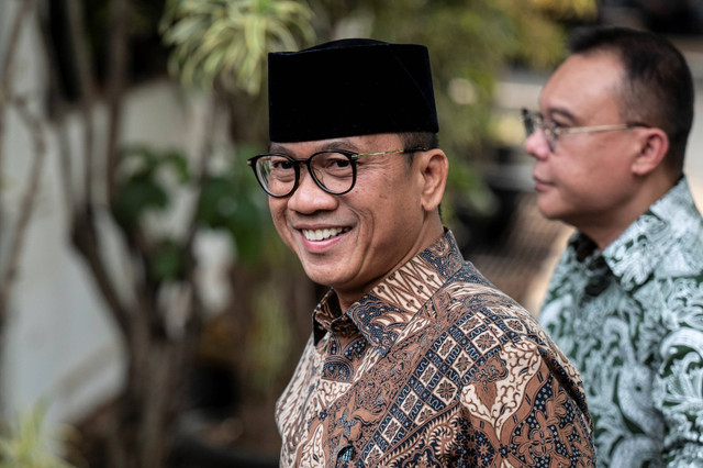 Wakil Ketua Umum Partai Amanat Nasional Yandri Susanto (kiri) tersenyum didampingi Ketua Harian Partai Gerindra Sufmi Dasco Ahmad saat tiba di kediaman Presiden Terpilih Prabowo Subianto, Kertanegara, Jakarta Selatan, Senin (14/10/2024). Foto: Aprillio Akbar/ANTARA FOTO