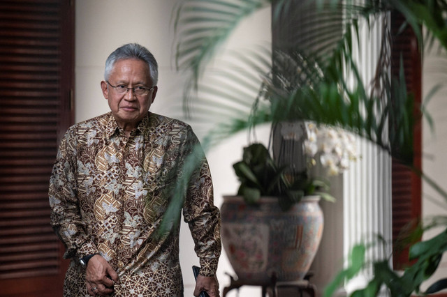 Akademisi Satryo Soemantri Brodjonegoro tiba di kediaman Presiden terpilih Prabowo Subianto, Kertanegara, Jakarta Selatan, Senin (14/10/2024). Foto: Aprillio Akbar/ANTARA FOTO