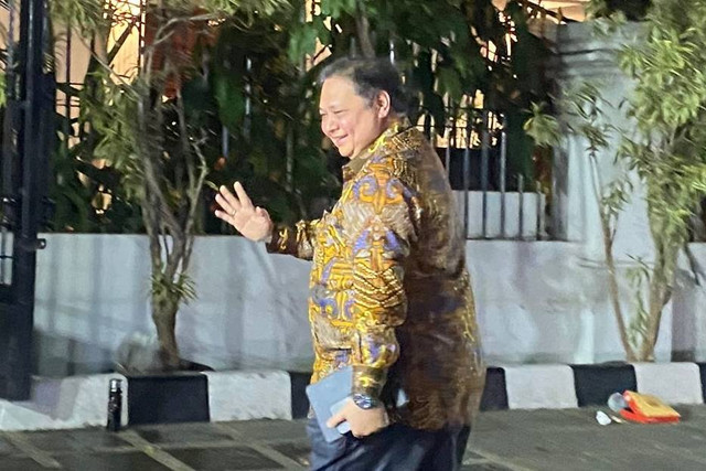 Airlangga Hartarto tiba di kediaman Presiden terpilih Prabowo Subianto di Jalan Kertanegara, Jakarta Selatan, Senin (14/10/2024). Foto: Abid Raihan/kumparan