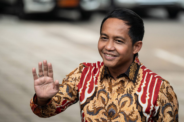 Wakil Menteri Agraria dan Tata Ruang Raja Juli Antoni melambaikan tangan saat tiba di kediaman Presiden terpilih Prabowo Subianto, Kertanegara, Jakarta Selatan, Senin (14/10/2024). Foto: Aprillio Akbar/ANTARA FOTO