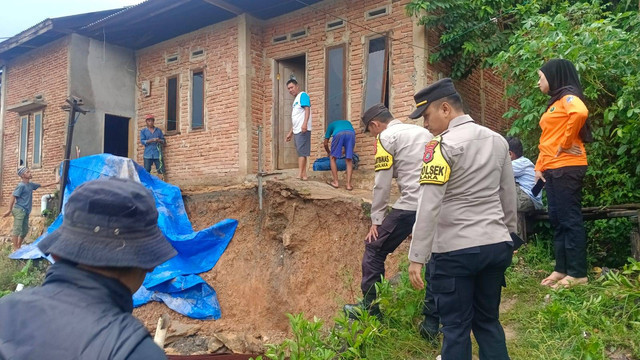 Polisi saat mengecek lokasi longsor di Latambaga, Kolaka.