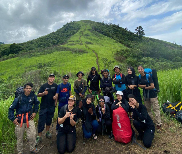 Komunitas pencinta alam di Bukit Telogah Sanggau. Foto: Dok. Istimewa