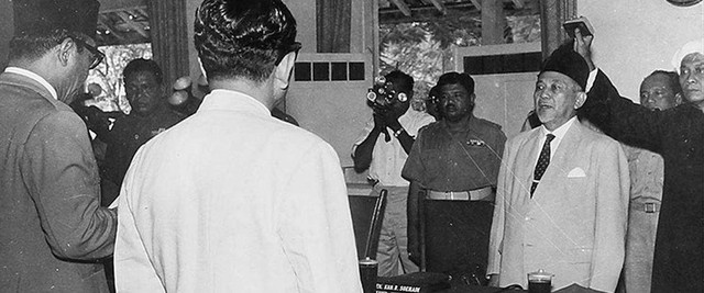 Presiden Sukarno mengambil sumpah Mr. Ahmad Subardjo sebagai anggota DPA  (per Pepdalam sidang pertama DPA pada 4 April 1962. (Perpusnas RI).