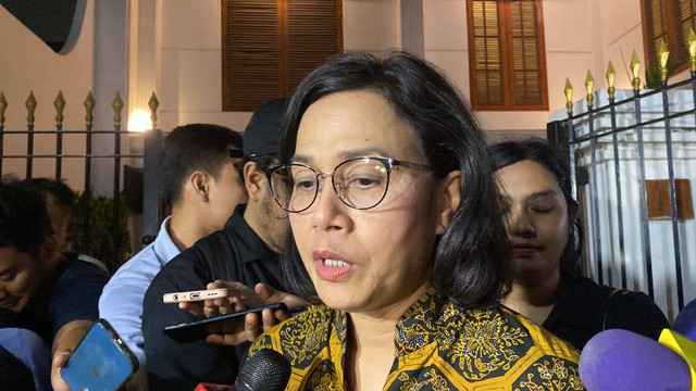 Sri Mulyani di kediaman Presiden terpilih Prabowo Subianto di Jalan Kertanegara, Jakarta Selatan, Senin (14/10/2024). Foto: Abid Raihan/kumparan